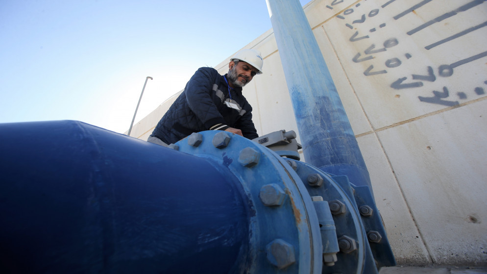 مهندس يعمل في محطة تابعة لشركة المياه في منطقة البتراوي. (صلاح ملكاوي / المملكة)