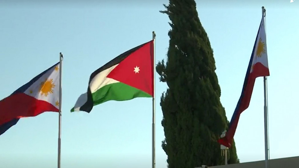 أعلام الأردن والفلبين في العاصمة عمّان. (رويترز)