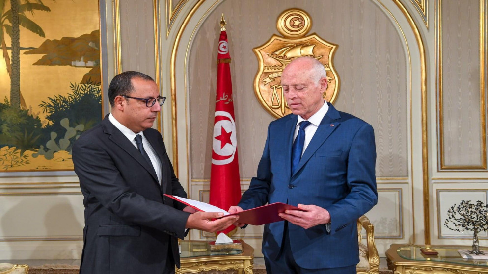 الرئيس التونسي قيس سعيد يتسلم من رئيس الوزراء هشام المشيشي تشكيلة الحكومة التونسية الجديدة. (وكالة الأنباء التونسية)