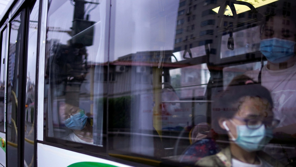 نساء يرتدين أقنعة واقية في حافلة في شنغهاي.الصين. 9 يونيو 2020. (رويترز)