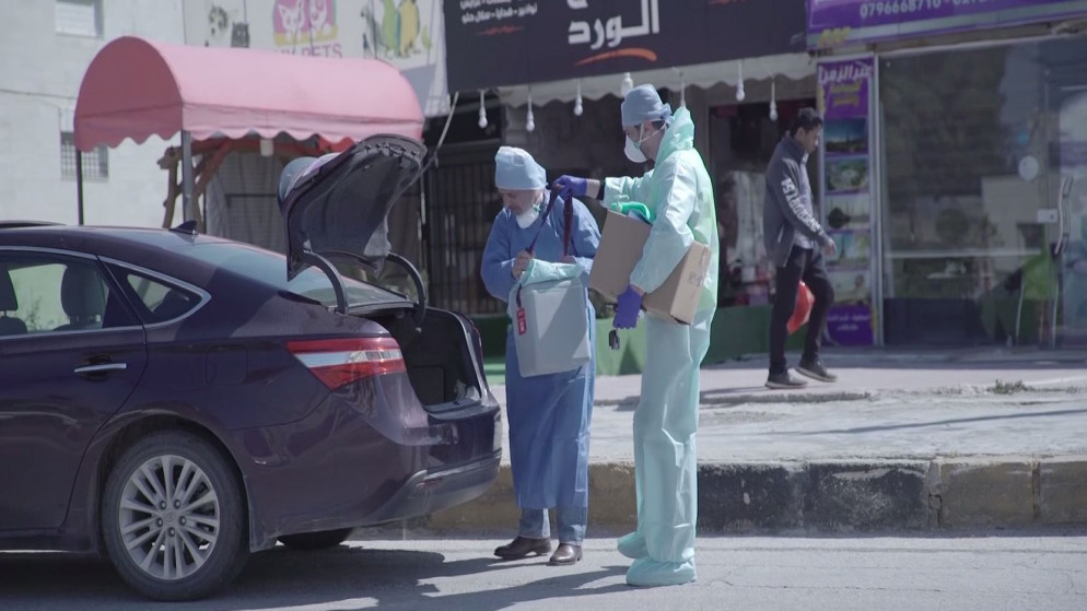 فرق الاستقصاء الوبائي تجمع عينات عشوائية لفحص فيروس كورونا في إربد. (فادي اسكندراني/ المملكة)