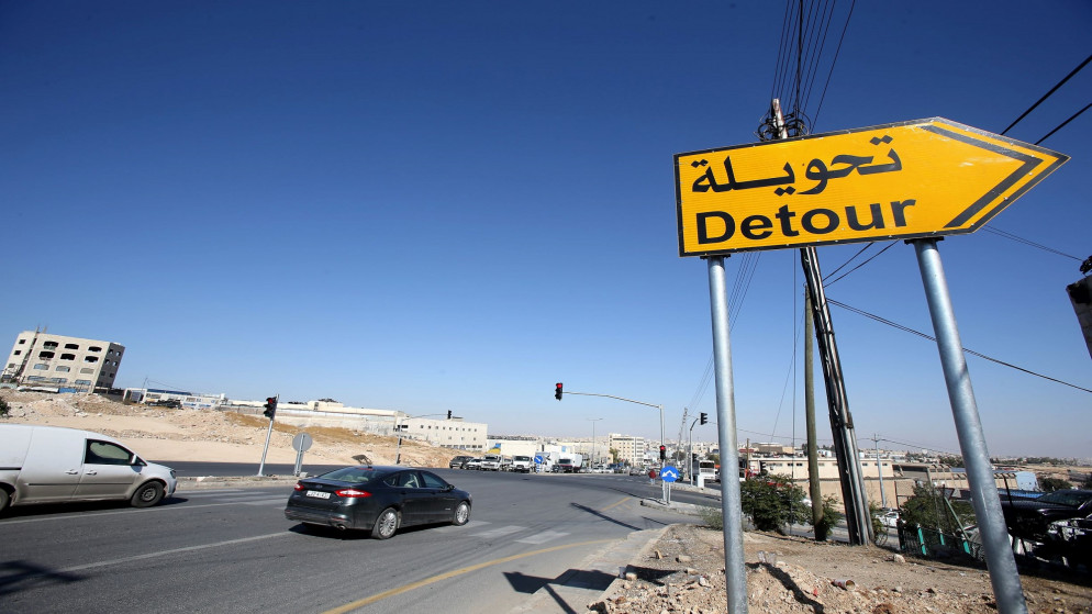 تحويلات سير ضمن أعمال مشروع حافلات التردد السريع بين مدينتي عمان والزرقاء. (صلاح ملكاوي/ المملكة)