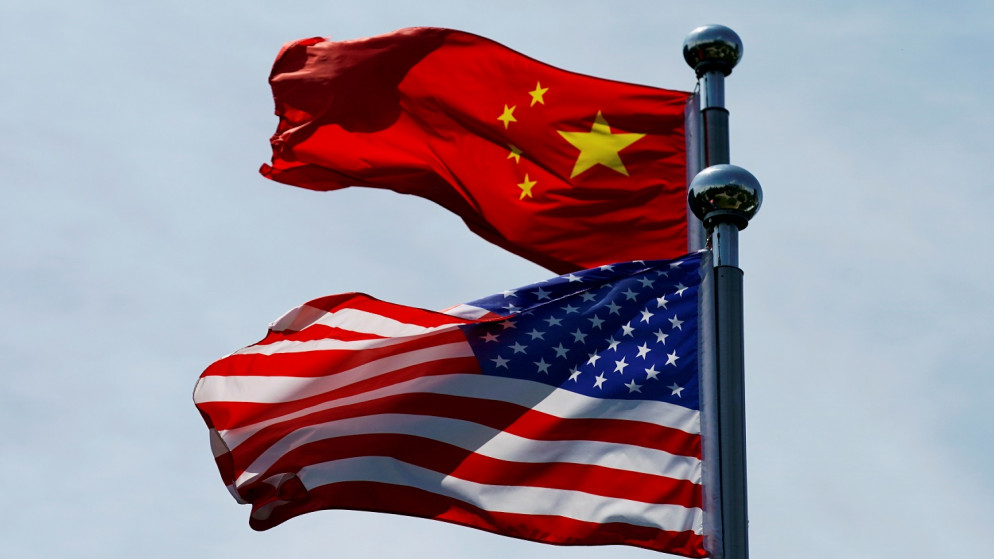 أعلام صينية وأميركية ترفرف بالقرب من منطقة البوند، قبل أن يجتمع وفد تجاري أميركي مع نظرائه الصينيين لإجراء محادثات في شنغهاي، الصين، 30 يوليو / تموز 2019. (رويترز)