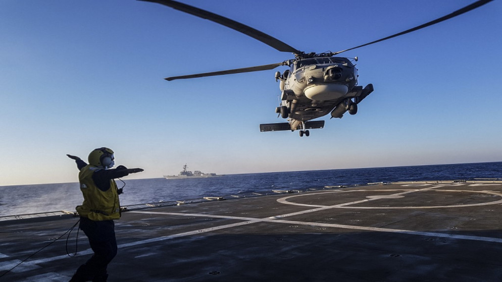 طائرة هليكوبتر تهبط على سطح سفينة خلال مناورة عسكرية يونانية أمريكية في شرق البحر الأبيض المتوسط جنوب جزيرة كريت. 24 أغسطس 2020.(وزارة الدفاع اليونانية / أ ف ب)