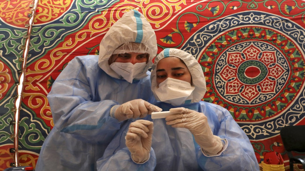 أطباء من وزارة الصحة الفلسطينية، يأخذون عينات دم من شخص يشتبه في إصابته بفيروس كورونا، في الخليل بالضفة الغربية المحتلة، 15 يوليو 2020. (أ ف ب)