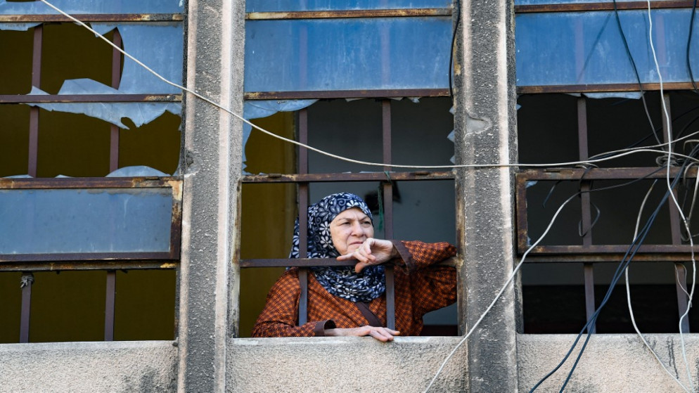 امرأة لبنانية في مبنى مدمر  بحي بالقرب من مرفأ بيروت ، بعد انفجار مرفأ بيروت الذي تسبب في أضرار جسيمة .26 أغسطس  2020. (أ ف ب)