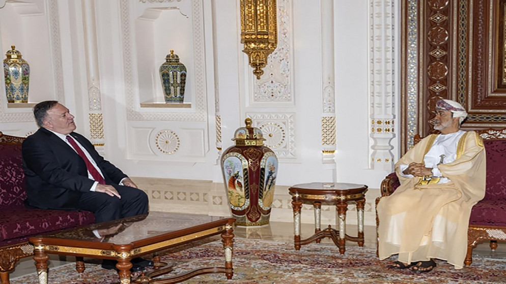 السلطان هيثم بن طارق (يمين) يستقبل وزير الخارجية الأميركي مايك بومبيو (وسط) في قصر البركة بالعاصمة مسقط. 27 أغسطس 2020.(أ ف ب)