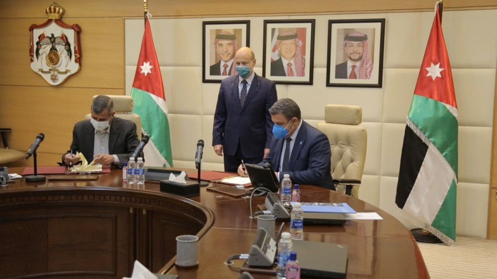 رئيس الوزراء عمر الرزاز خلال رعايته توقيع الاتفاقيات. (رئاسة الوزراء)