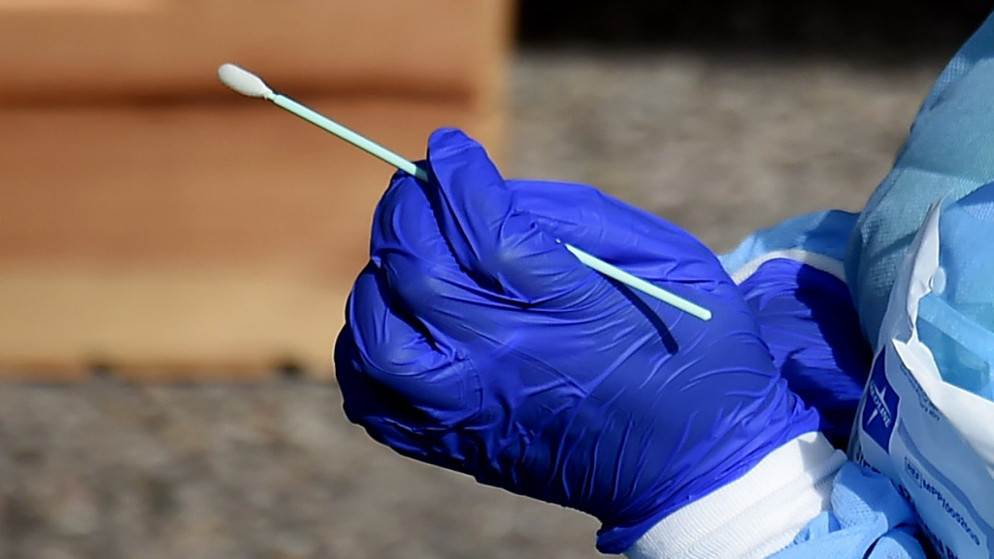 عصا قطنية مستخدمة في فحص الكشف عن فيروس كورونا المستجد في ولاية فرجينيا الأميركية، 26 أيار/مايو 2020. (أ ف ب)
