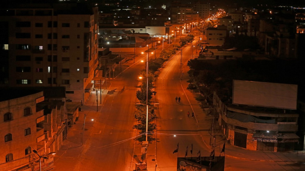 طريق فارغ في مدينة غزة وسط إغلاق بسبب تزايد حالات الإصابة بفيروس كورونا في القطاع المحاصر، 27 آب/أغسطس 2020. (محمود همص/ أ ف ب)