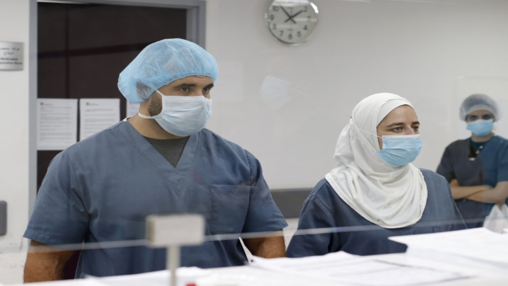 ممرضون في الطابق المخصص لمصابي فيروس كورونا المستجد في مستشفى رفيق الحريري في العاصمة بيروت، 25 آب/أغسطس 2020. (أ ف ب)