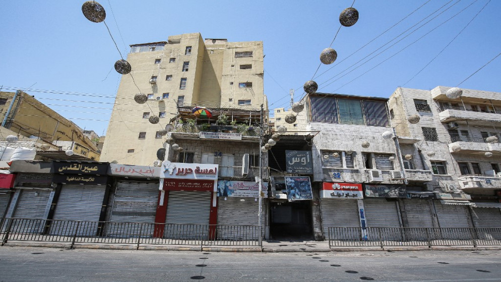متاجر مغلقة أثناء حظر تجول بسبب جائحة فيروس كورونا المستجد في وسط العاصمة عمّان. 28/08/2020. (خليل مزرعاوي / أ ف ب)