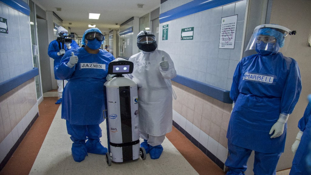 بدأت الاستعانة بالروبوت في مستشفى في المكسيك في تموز/يوليو، بصفته "معالجا مساعدا" في قسم العناية بمرضى كوفيد-19. (أ ف ب)