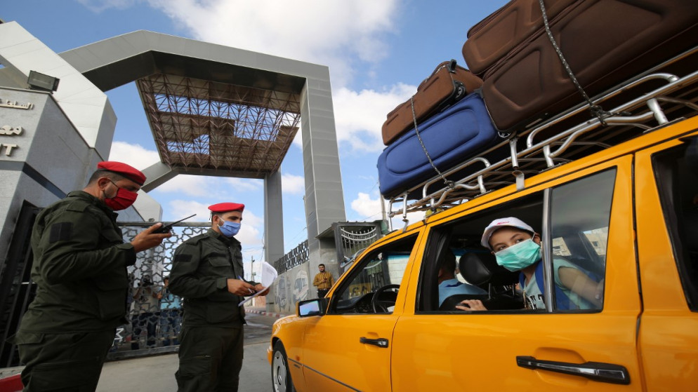 فلسطينيون يستعدون لمغادرة معبر رفح الحدودي مع مصر بعد أشهر من الإغلاق بسبب جائحة فيروس كورونا في جنوب قطاع غزة. 11/08/2020. (سعيد الخطيب/ أ ف ب)