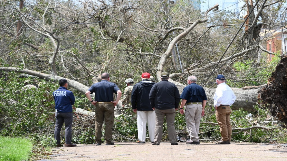 الرئيس الأميركي دونالد ترامب، يتفقد مناطق متضررة من الإعصار لورا في مدينة ليك تشارلز في ولاية لويزيانا، 29 أغسطس 2020. (أ ف ب)