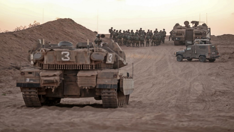 دبابات وناقلة جند مدرعة لجنود الاحتلال الاسرائيلي على الحدود مع قطاع غزة . 16 أغسطس ، 2020. (أ ف ب)