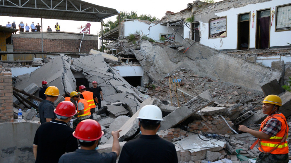 عمال إنقاذ في الموقع الذي انهار فيه مطعم  في شيانغفن ،مقاطعة شانشي في الصين .29 أغسطس ، 2020.(رويترز)