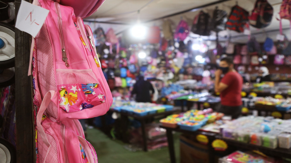 متجر لبيع الحقائب المدرسية في العاصمة عمّان.(صلاح ملكاوي/المملكة)