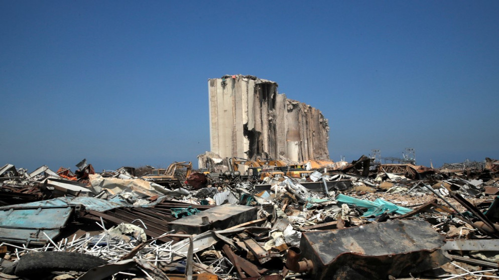 منظر يظهر الموقع المتضرر وصومعة الحبوب بعد انفجار مرفأ بيروت في 4 أغسطس / آب في منطقة ميناء بيروت . 31 أغسطس / آب 2020.(أ ف ب)