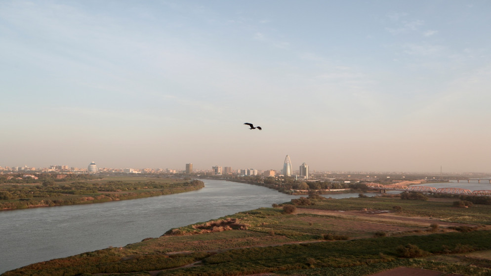 طائر يطير فوق نقطة التقاء نهر النيل الأبيض ونهر النيل الأزرق في الخرطوم ، السودان . 17 فبراير 2020. (رويترز)