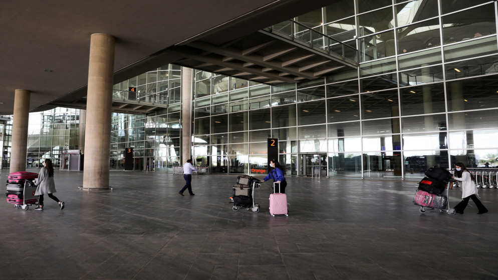 أردنيون عائدون من دول تفشى فيها فيروس كورونا، يتوجهون من مطار الملكة علياء الدولي إلى مناطق الحجر الصحي. (رويترز)
