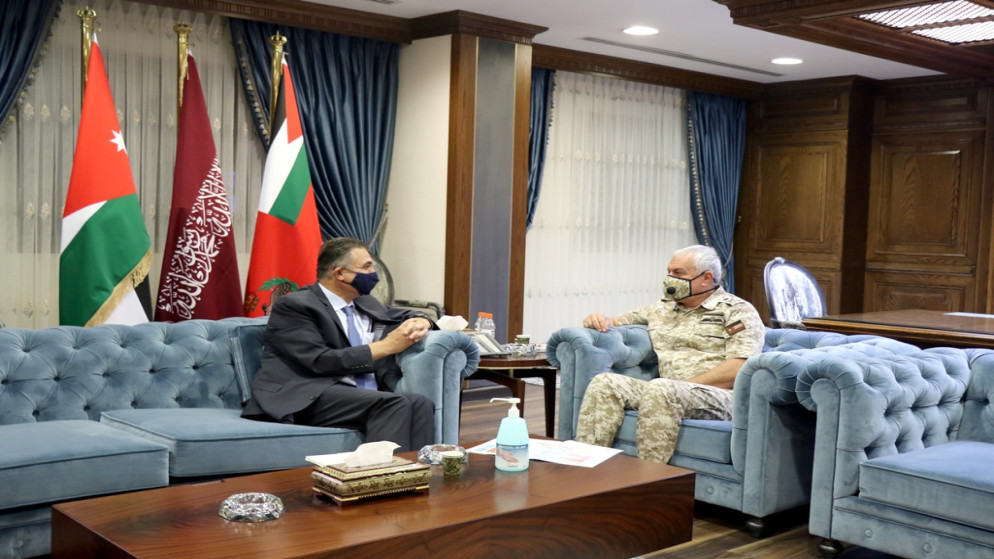 رئيس هيئة الأركان المشتركة يستقبل رئيس جامعة البلقاء التطبيقية. (القوات المسلحة الأردنية)