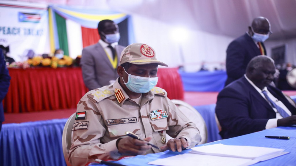 وقع الفريق السوداني محمد حمدان على وثيقة اتفاق السلام بين الحكومة والجماعات المسلحة في جوبا جنوب السودان. 31 آب/ أغسطس 2020.( أكوت شول / أ ف ب)