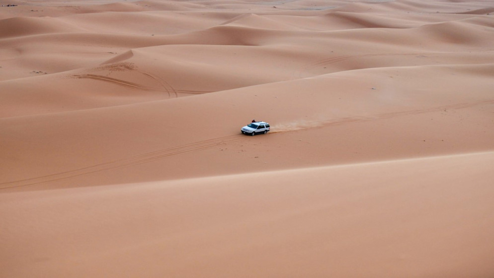 سيارة جيب تمر عبر رمال منطقة "سعيد" الصحراوية ، على بعد 110 كم شرق مدينة الرياض .29آب/ أغسطس 2020. (فايز نور الدين / أ ف ب)