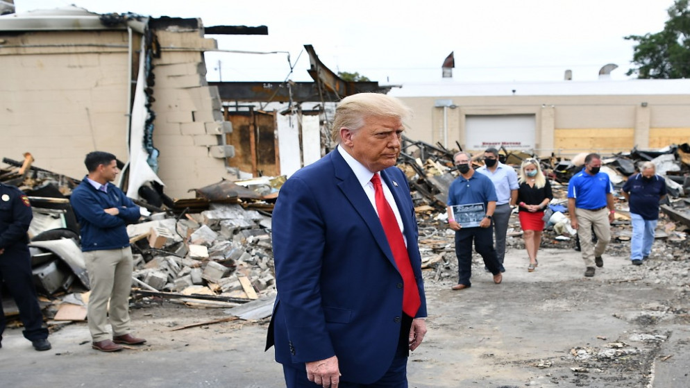 الرئيس الأميركي دونالد ترامب يقوم بجولة في منطقة تأثرت بالاضطرابات في كينوشا . ويسكونسن .1 سبتمبر 2020.(أ ف ب)