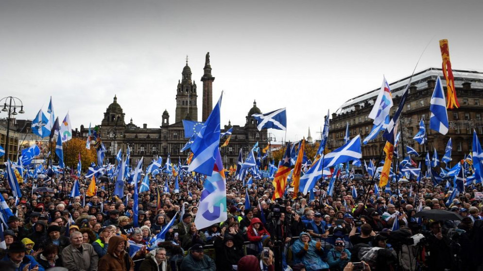 متظاهرون تجمعوا في غلاسكو للمطالبة بتنظيم استفتاء جديد حول استقلال اسكتلندا عن المملكة المتحدة. (آندي بوكانان/ أ ف ب)