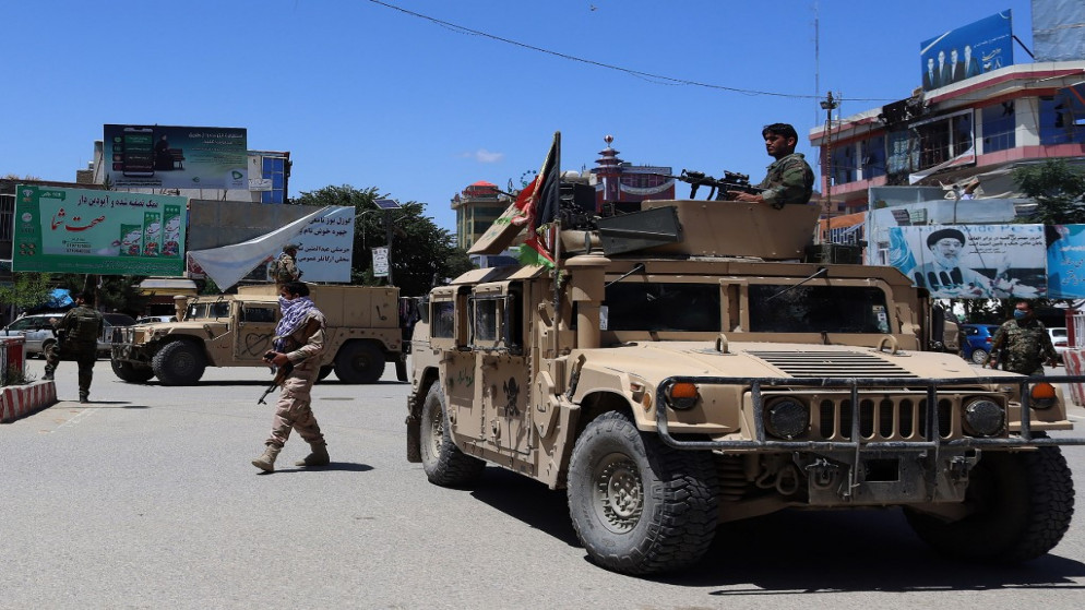 قوات أمن أفغانية في مركبة وسط قتال مستمر بين مقاتلي طالبان وقوات الأمن الأفغانية. 19 مايو 2020. (أ ف ب)