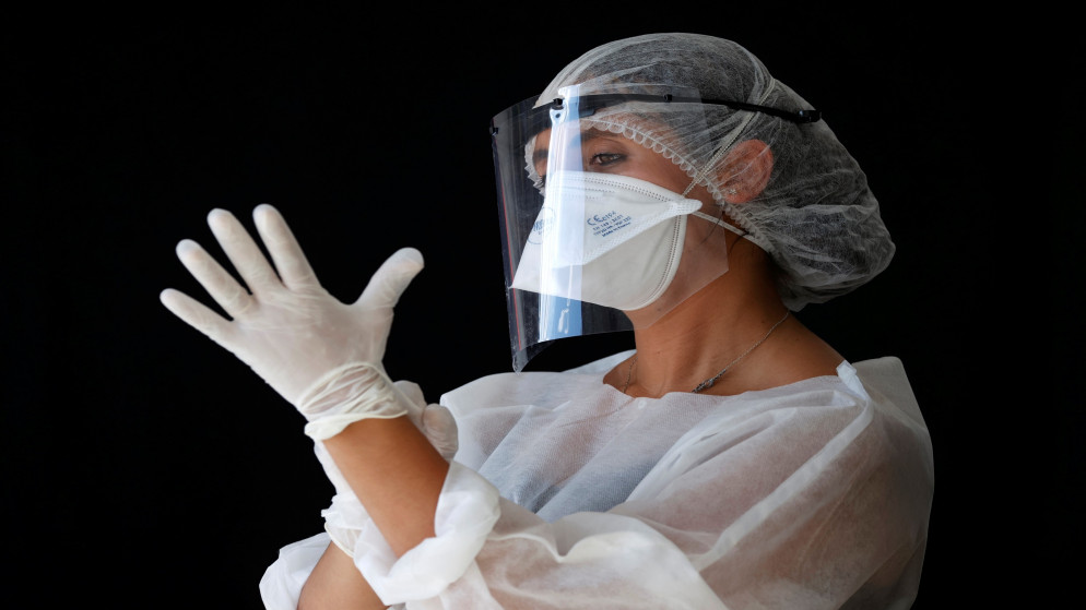 عاملة في القطاع الصحي ترتدي ملابس وأدوات واقية قبل إجراء فحوص الكشف عن فيروس كورونا المستجد في العاصمة الفرنسية باريس، 2 أيلول/سبتمبر 2020. (أ ف ب)
