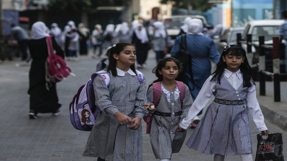 طالبات فلسطينيات في مخيم للاجئين في قطاع غزة. (أ ف ب)