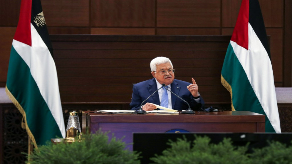 الرئيس الفلسطيني محمود عباس، خلال اجتماع شارك فيه الأمناء العامون للتنظيمات الفلسطينية الوطنية والإسلامية. (أ ف ب)