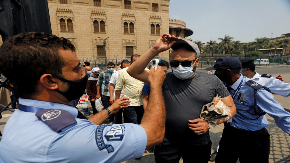 مصر فرضت في منتصف آذار/مارس، إجراءات للعزل العام لمكافحة تفشي الفيروس. (رويترز)