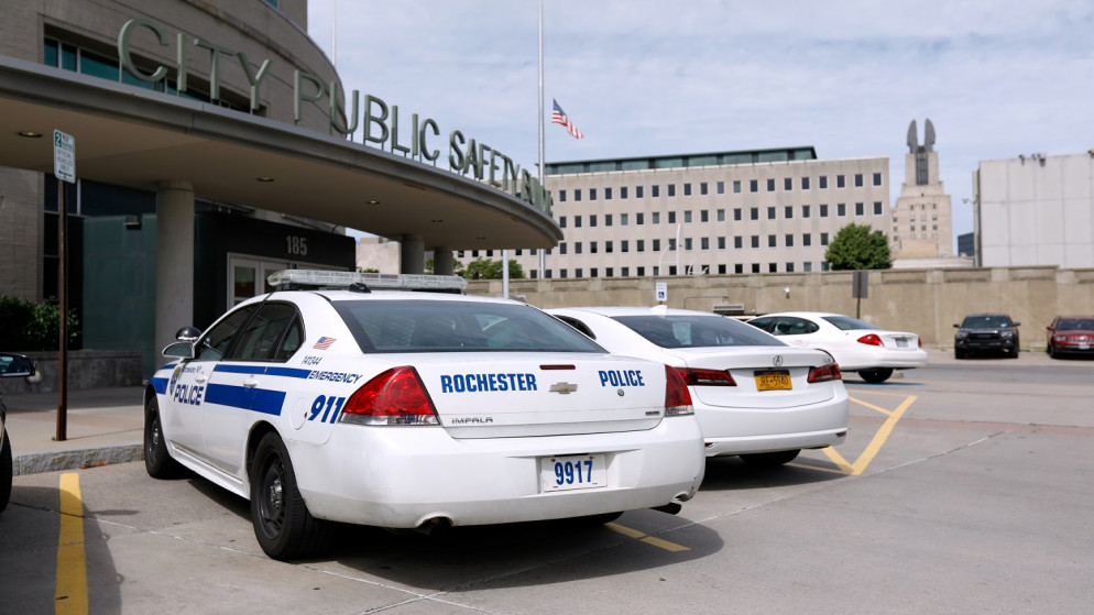 سيارات شرطة متوقفة خارج مبنى السلامة العامة في ولاية نيويورك الأميركية، بعد وفاة دانيال برود، بعد أن وضعت الشرطة غطاء على رأسه أثناء اعتقاله، 3 سبتمبر 2020. (رويترز)