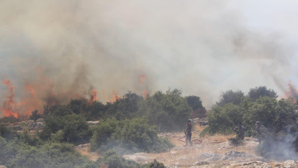 فرق الإطفاء وبمشاركة سلاح الجو الملكي، تكافح حريقا أتى على مساحات واسعة من الأعشاب الجافة، والأشجار الحرجية في محافظة عجلون. (مديرية الأمن العام)