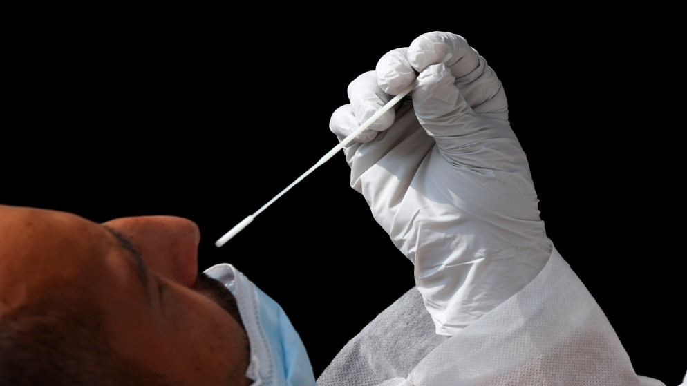 عملية حصول على مسحة أنفية لإجراء فحص الكشف عن فيروس كورونا المستجد في العاصمة الفرنسية باريس، 2 أيلول/سبتمبر 2020. (أ ف ب)