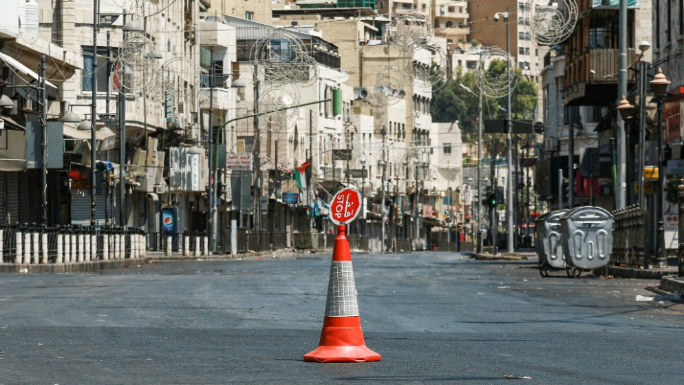 نقطة توقف في أحد شوارع مدينة عمان خلال حظر تجول شامل، 28 آب/أغسطس 2020. (خليل مزرعاوي/ أ ف ب)