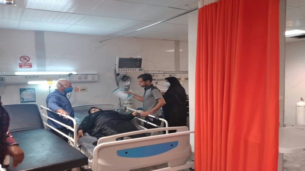 جريح يتلقى العلاج في مستشفى في إيران. (وكالة الأنباء الرسمية "إرنا")