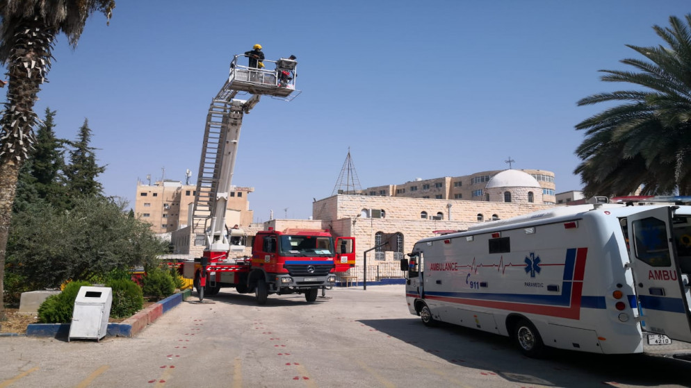 حضور للأجهزة الأمنية أمام المستشفى في إربد. (أسامة المومني/ المملكة)