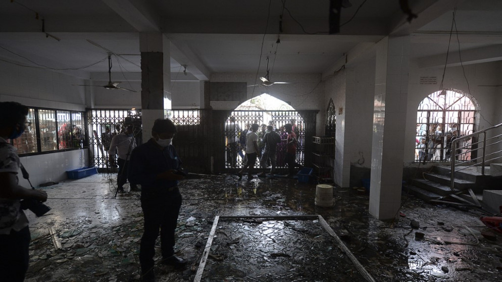جانب من الانفجار الذي يرجح سببه إلى تسرب غاز من خط أنابيب في مسجد في بنغلاديش. (أ ف ب)