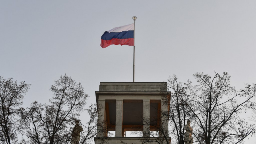علم روسيا يرفرف فوق سطح السفارة الروسية في برلين. 04/02/2019. (جون ماكدوغال / أ ف ب)