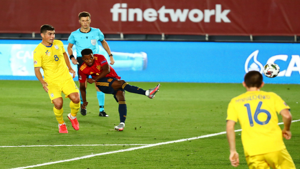 المهاجم الإسباني الشاب أنسو فاتي يسجل الهدف الثالث لمنتخب بلاده في مرمى أوكرانيا في دوري الأمم الأوروبية. (رويترز)