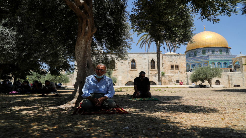 مصلّون خارج قبة الصخرة في المسجد الأقصى المبارك في القدس المحتلة. 14/08/2020. (عمار عوض/ رويترز)