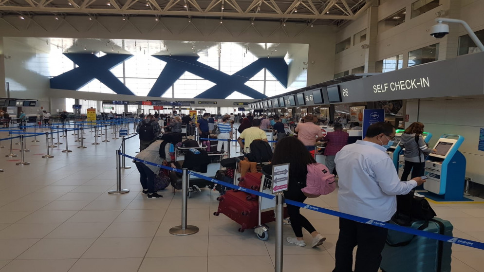 مسافرون في مطار بخارست. (صفحة سفير الأردن في رومانيا على تويتر)