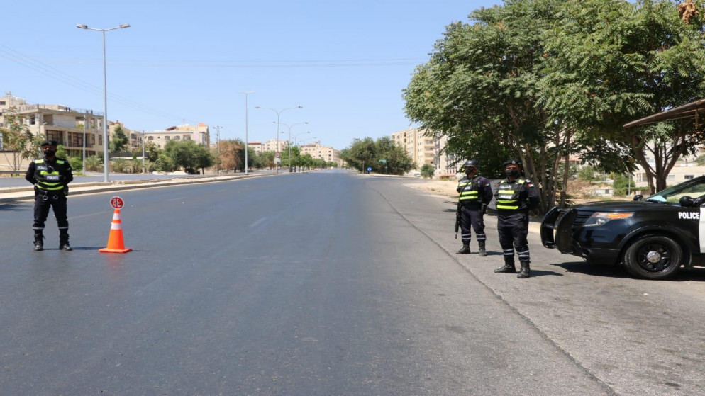 دوريات أمنية منتشرة خلال حظر التجول الشامل في محافظتي عمان والزرقاء. (مديرية الأمن العام)