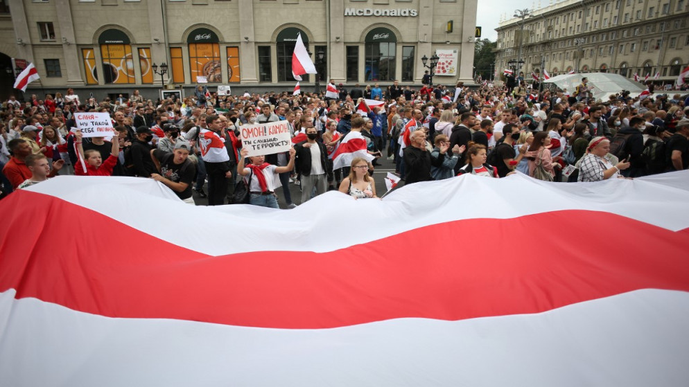 معارضون خلال تظاهرة احتجاجية في مينسك في بيلاروس احتجاجا على نتائج الانتخابات الرئاسية في البلاد، 6 أيلول/سبتمبر 2020. (أ ف ب)