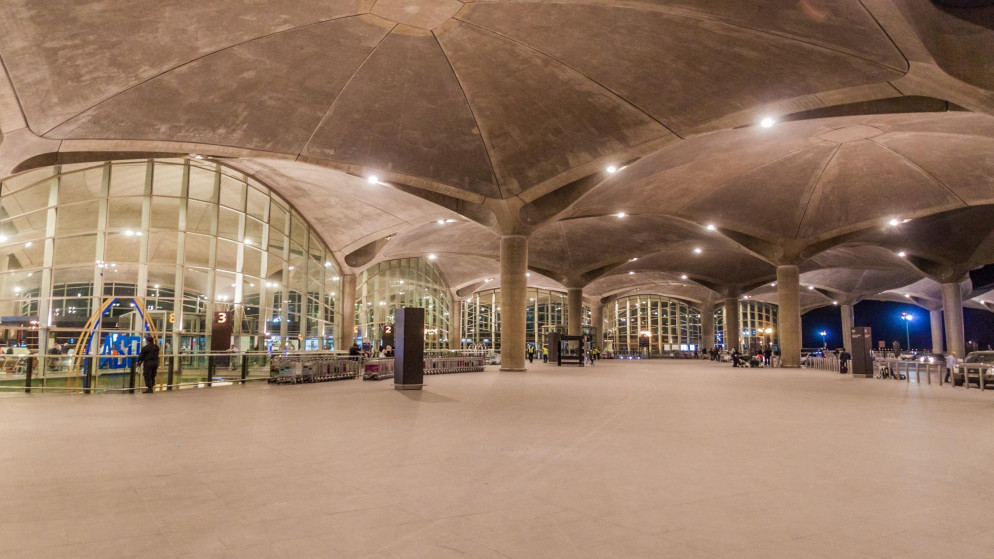 صورة أرشيفية لساحة خارجية لمطار الملكة علياء الدولي. (shutterstock)