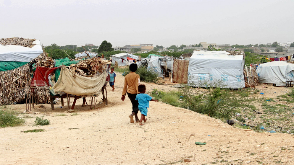 أطفال يمشون في مخيم للنازحين بالقرب من عبس في محافظة حجة اليمنية. 19/08/2020. (عيسى الراجحي/ رويترز)